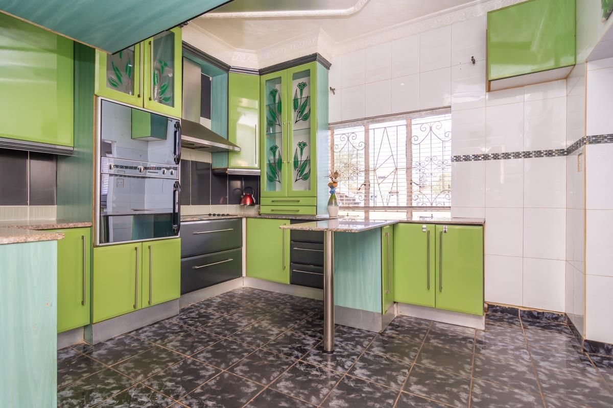 Spacious 4-Bedroom Family Home with Extensive Outbuildings and Modern Amenities - Photo 4