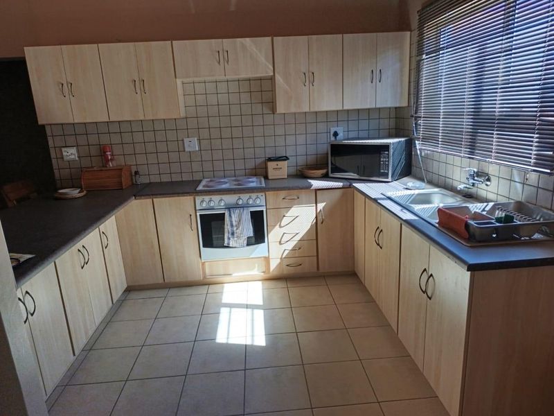 3 BEDROOM WITH 2 BEDROOM FLAT - HENTIESBAY FOR SALE - Photo 2