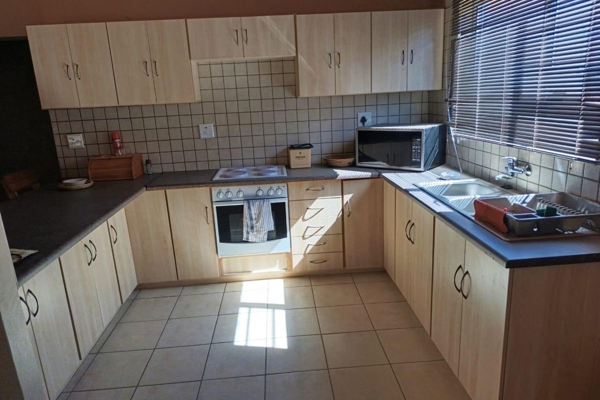 3 BEDROOM WITH 2 BEDROOM FLAT - HENTIESBAY FOR SALE - Photo 2