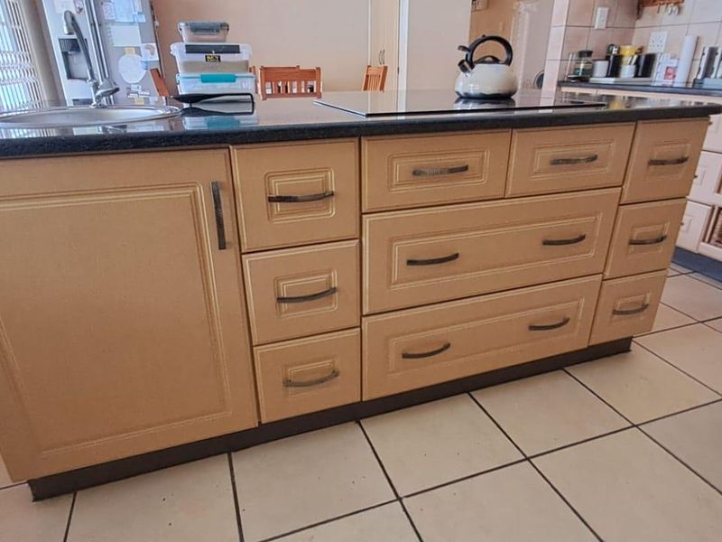 Spacious 5-Bedroom Family Home with Pool & Modern Finishes - Photo 10