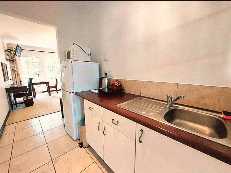 Luxury Seven-Bedroom Apartment for Rent — Edenburg, Sandton Located in the heart of Edenburg, Sandton, this expansive seven-bedroom, seven-bathroom apartment - Photo 2