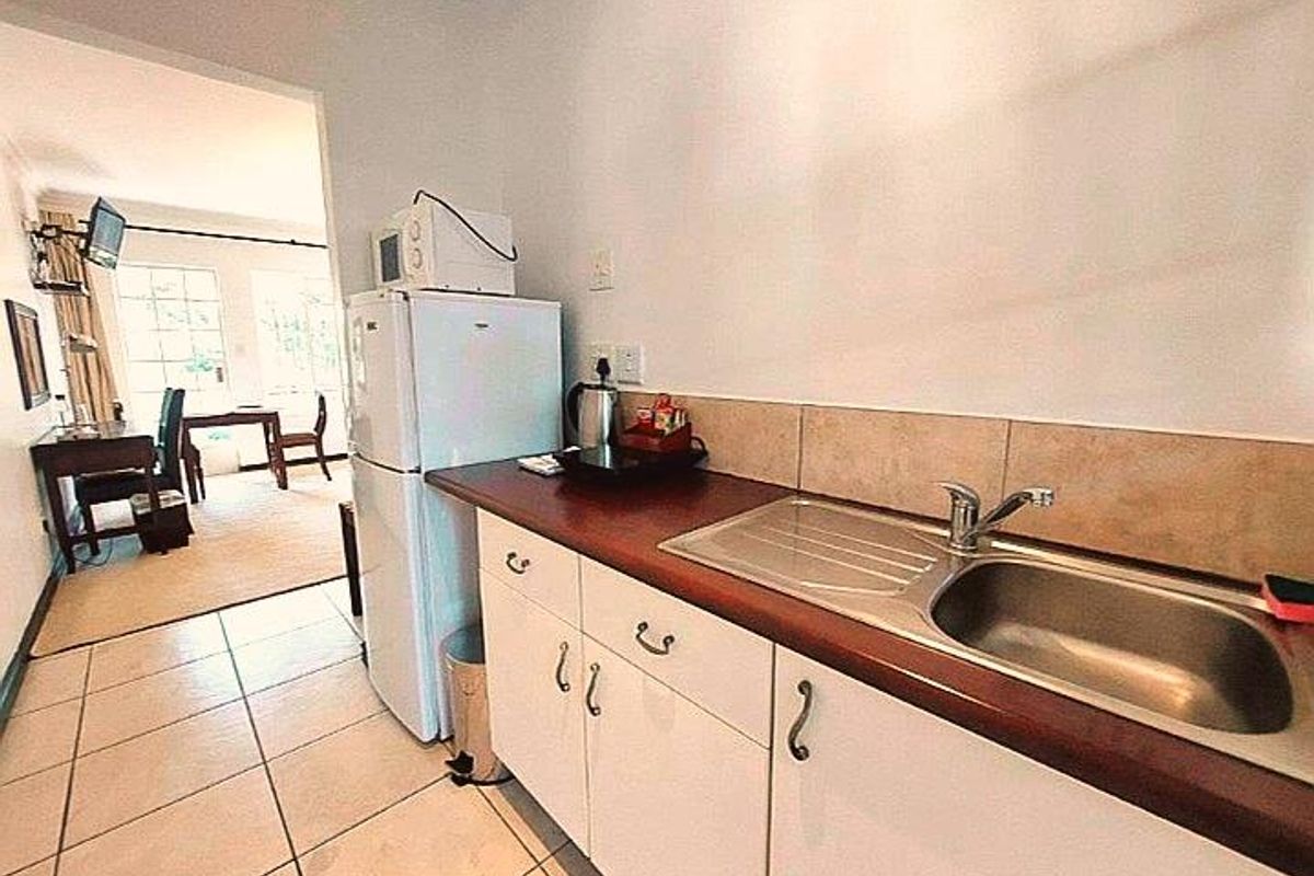 Luxury Seven-Bedroom Apartment for Rent — Edenburg, Sandton Located in the heart of Edenburg, Sandton, this expansive seven-bedroom, seven-bathroom apartment - Photo 2