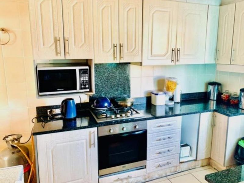 Charming 3 Bedroom Home with Modern Amenities - Photo 3