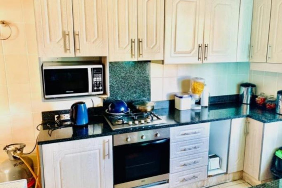 Charming 3 Bedroom Home with Modern Amenities - Photo 3