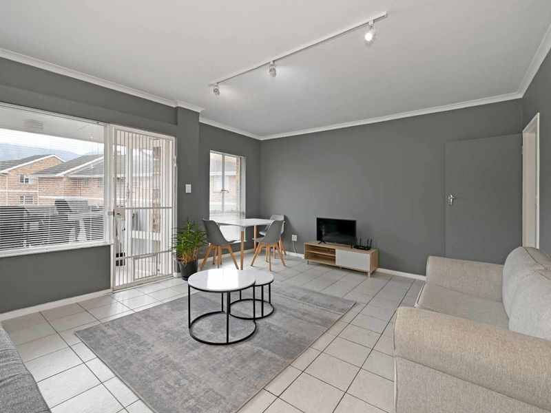 Spacious Two-Bedroom Apartment with Parking Bay - Photo 5
