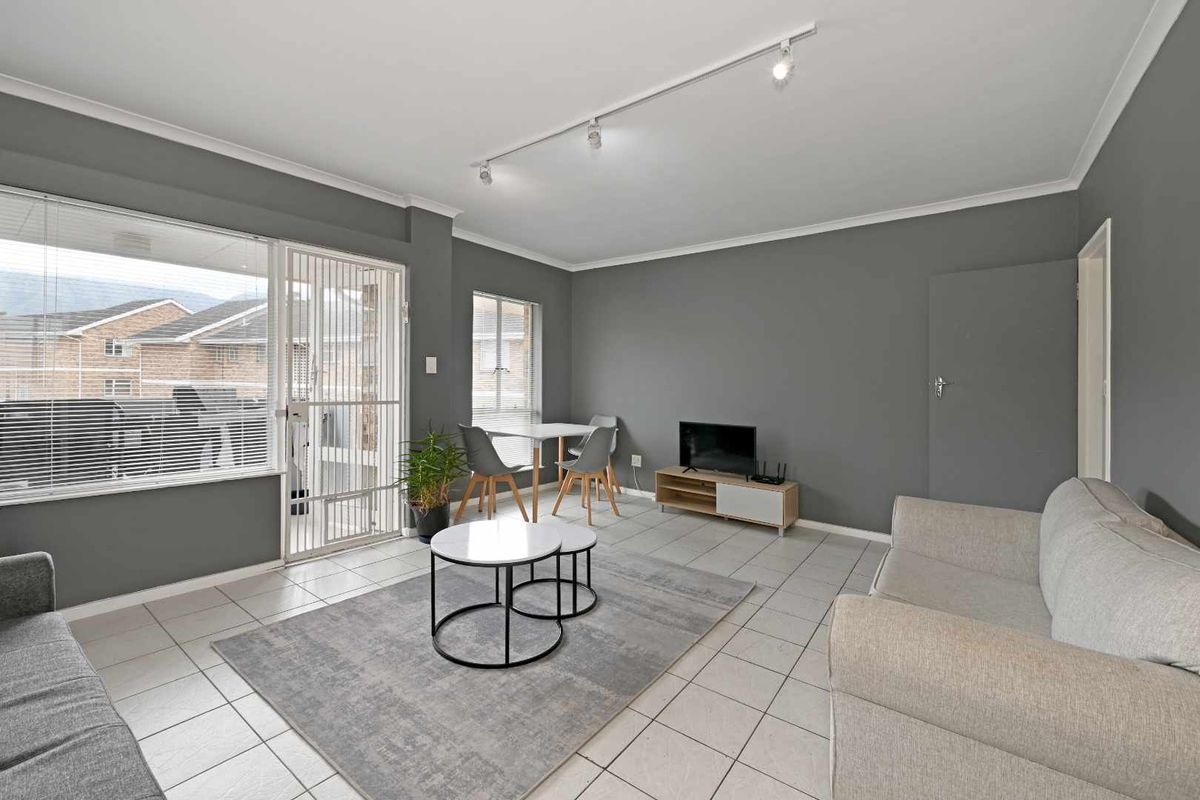 Spacious Two-Bedroom Apartment with Parking Bay - Photo 5