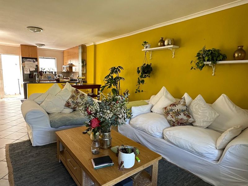 Spacious Townhouse In Popular Security Estate - Photo 4