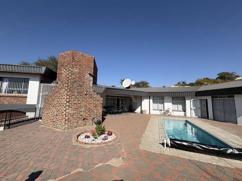 Luxury 6 Bedroom Family Home with Flatlet for Sale in Klein Windhoek - Photo 6