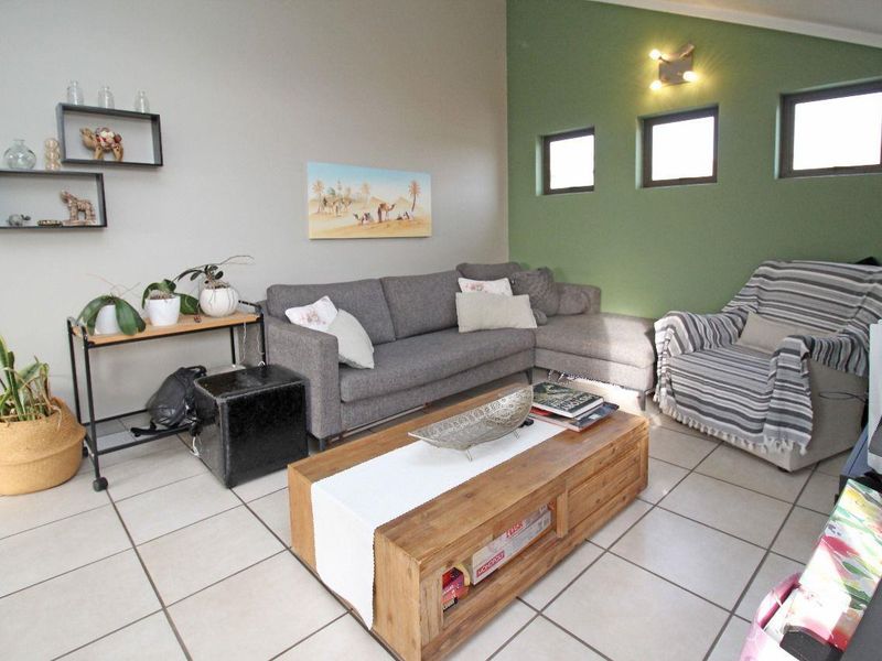 Modern 2-Bedroom Apartment in Secure Douglasdale Complex - Photo 4