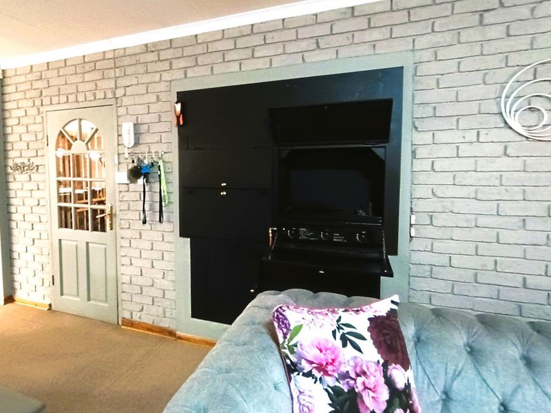 Modern Elegance with Flat - Photo 4