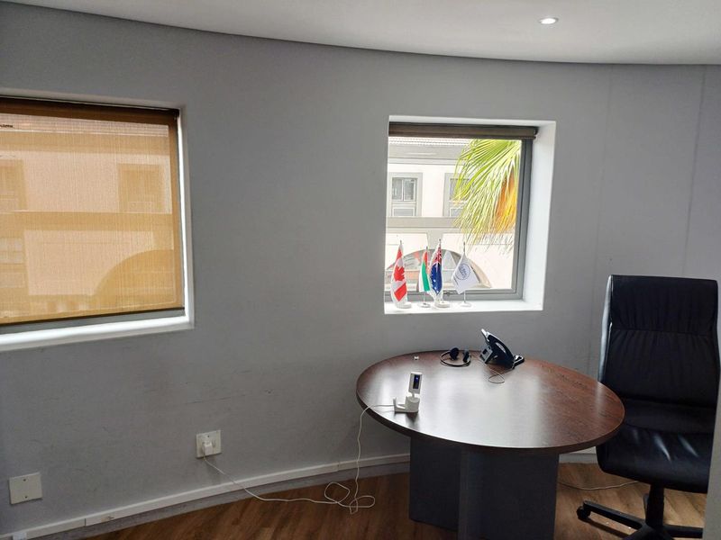 Circular Office Space: Stand Out in a Premier Location Century City Location - Photo 9