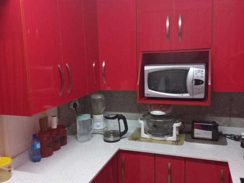 modern, stunning lock up and go 3 bedroom apartment - Photo 2