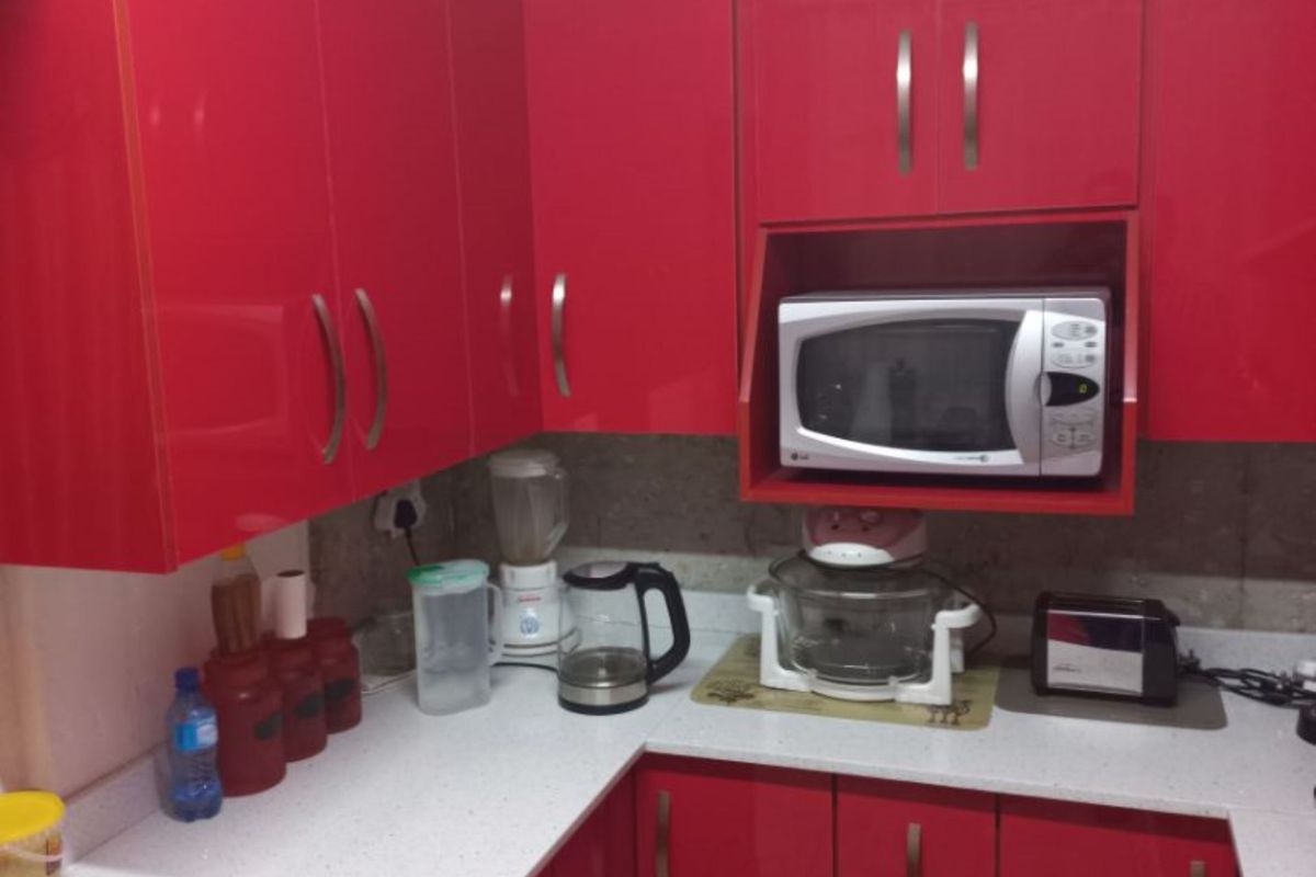 modern, stunning lock up and go 3 bedroom apartment - Photo 2