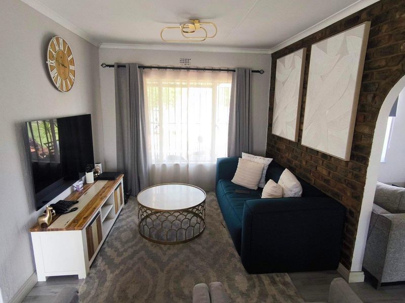 Energy-Efficient Living: Solar-Powered Comfort & Charm! - Photo 8