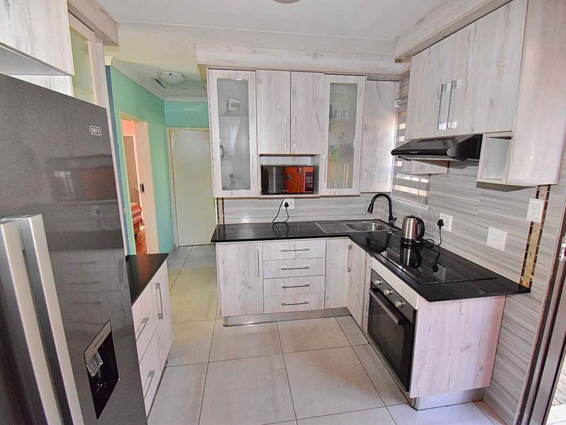 3 Bedroom, 2 Bathroom Home in Klippoortje - Photo 10