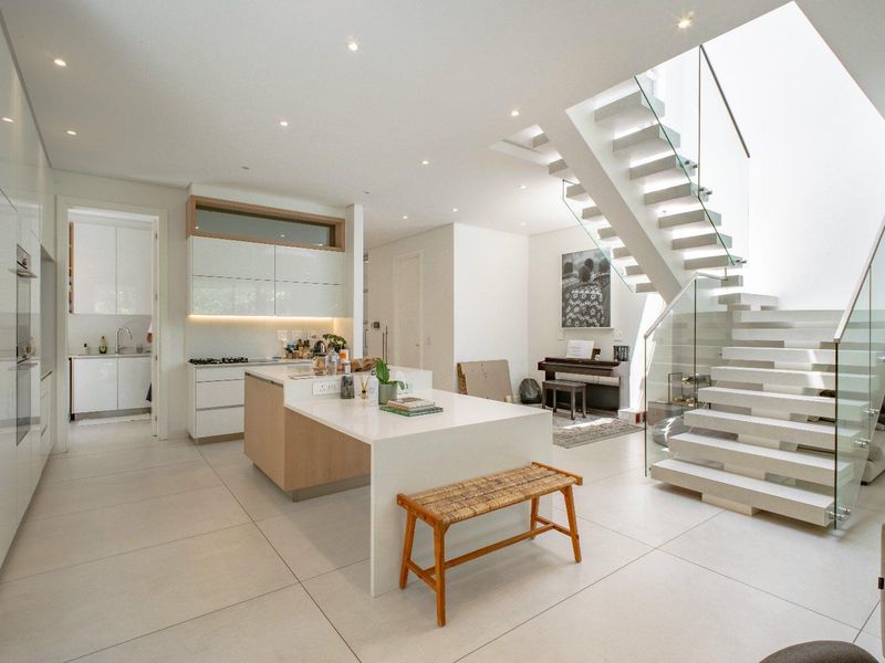 Modern Three Bedroom Home for Sale in Prestigious One Iris, Morningside - Photo 9