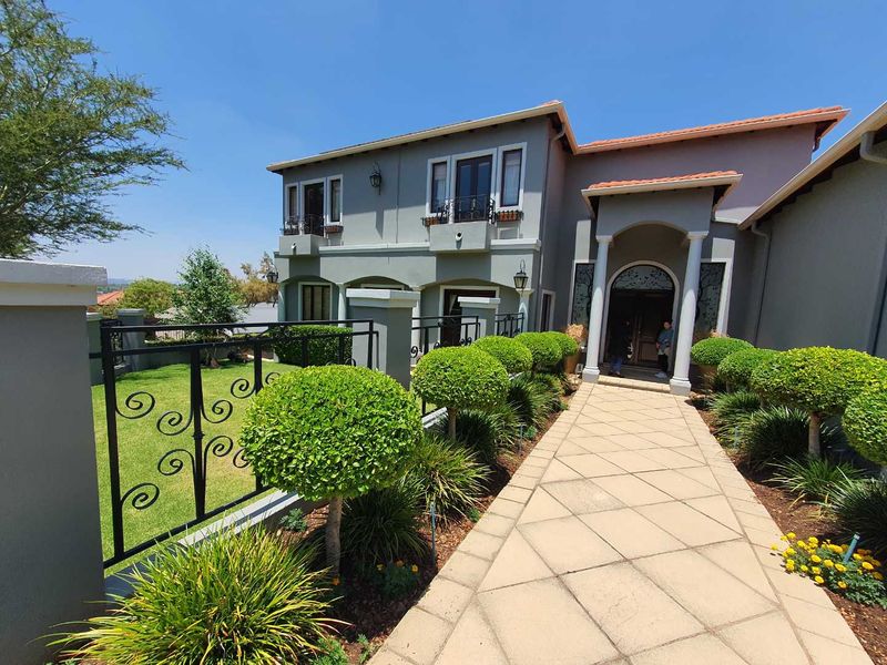 Elegant Family Living in the Prestigious Featherbrooke Estate. - Photo 2