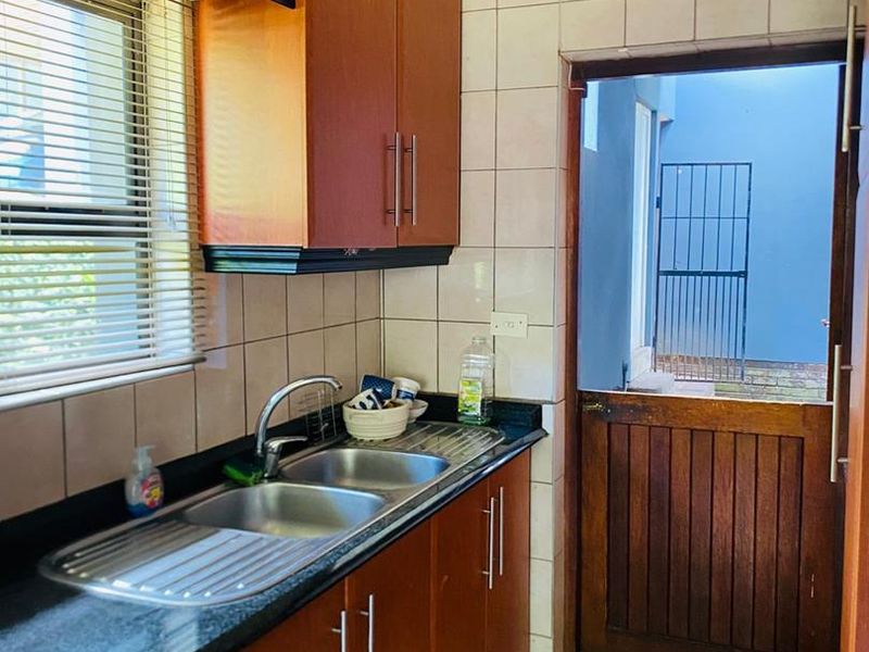 "Discover Your Dream Home in Berea West, Westville!" 2. "Luxurious Family Living Awaits in Westville!" 3. "Berea West Beauty: Spacious Family Home for Sale!" - Photo 5