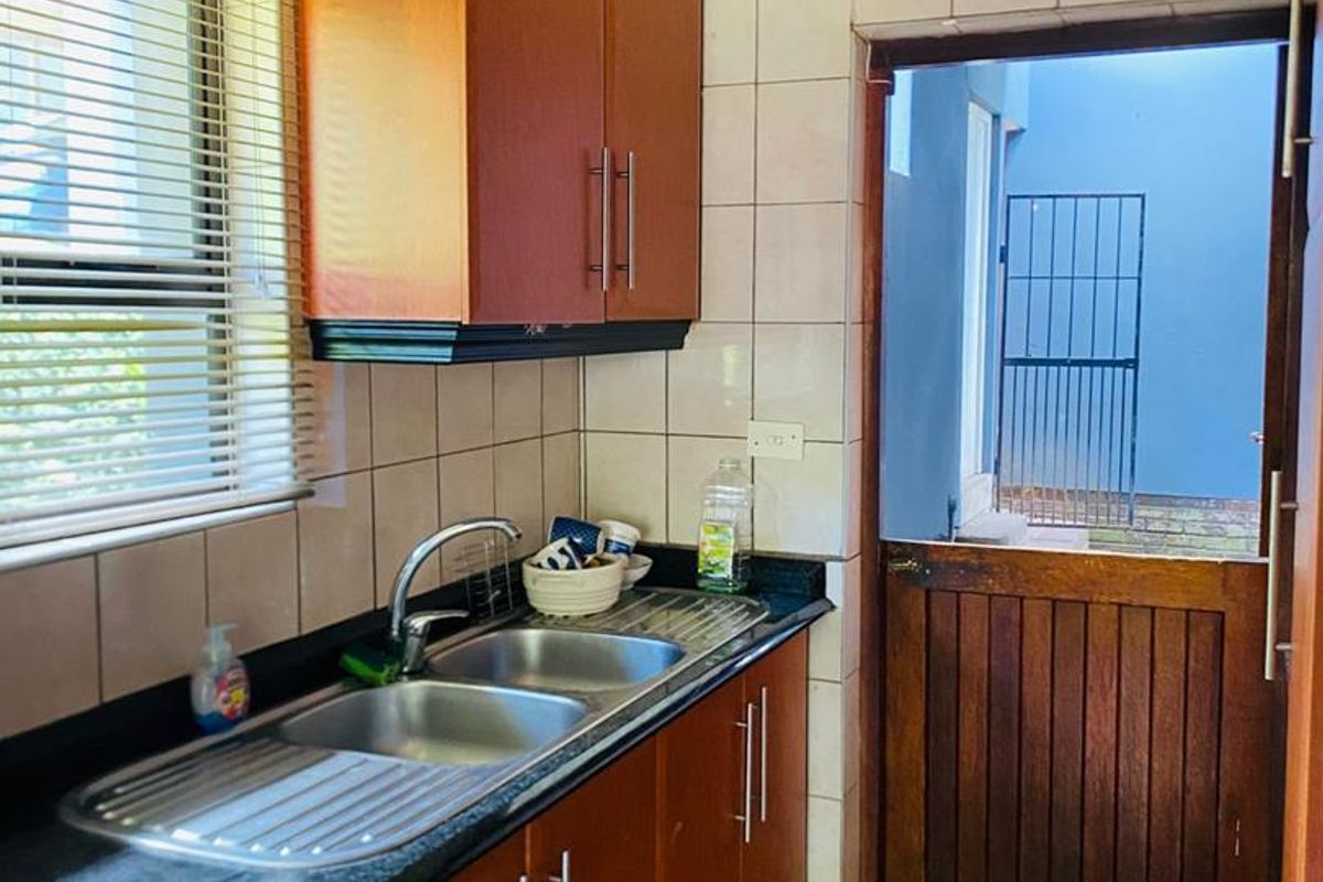 "Discover Your Dream Home in Berea West, Westville!" 2. "Luxurious Family Living Awaits in Westville!" 3. "Berea West Beauty: Spacious Family Home for Sale!" - Photo 5