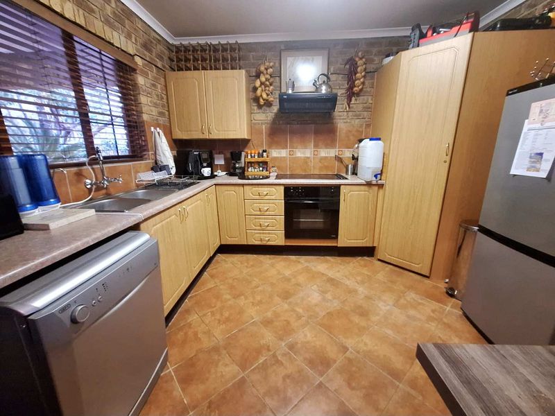 Immaculate Fully Furnished Property with Game Drive Vehicle Included - Photo 4