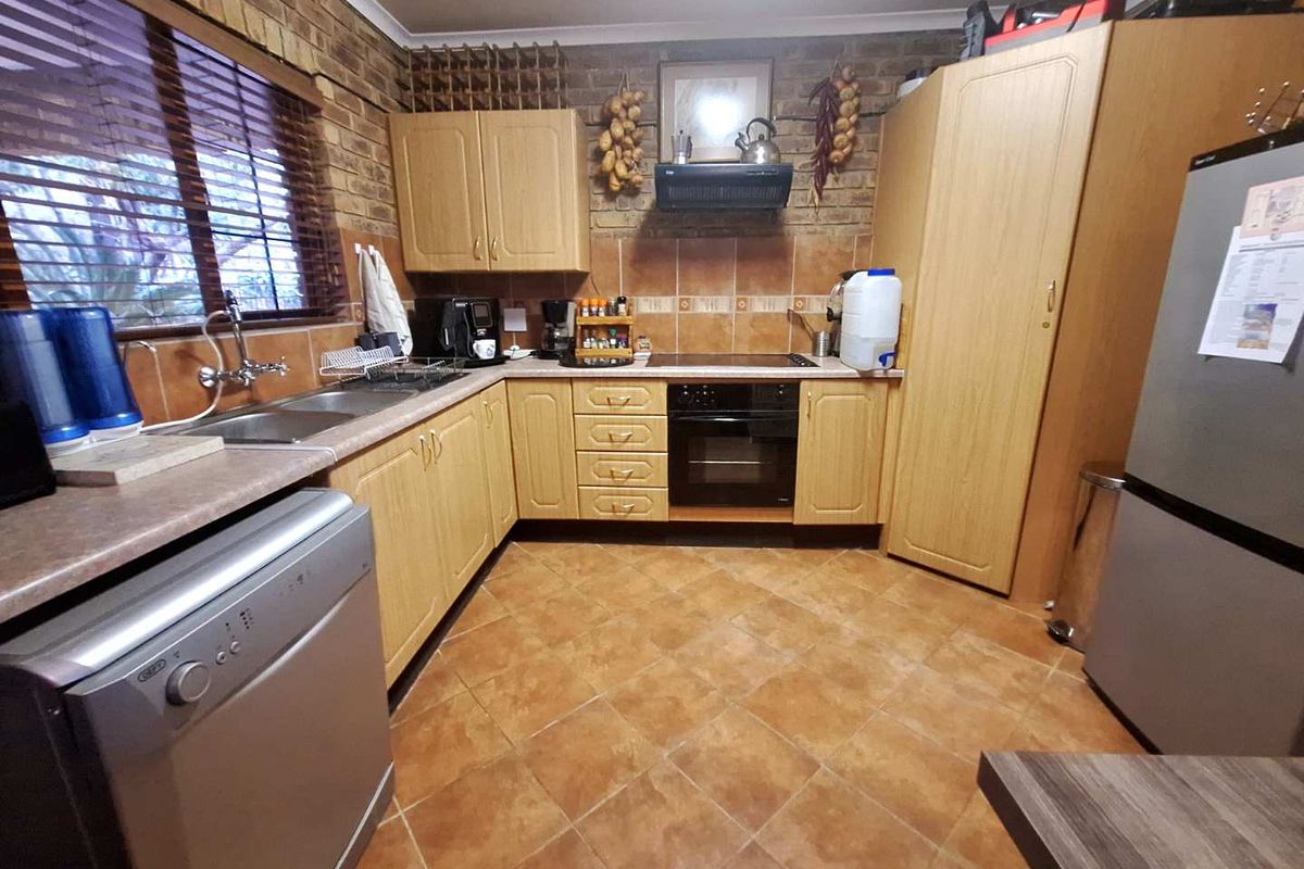 Immaculate Fully Furnished Property with Game Drive Vehicle Included - Photo 4