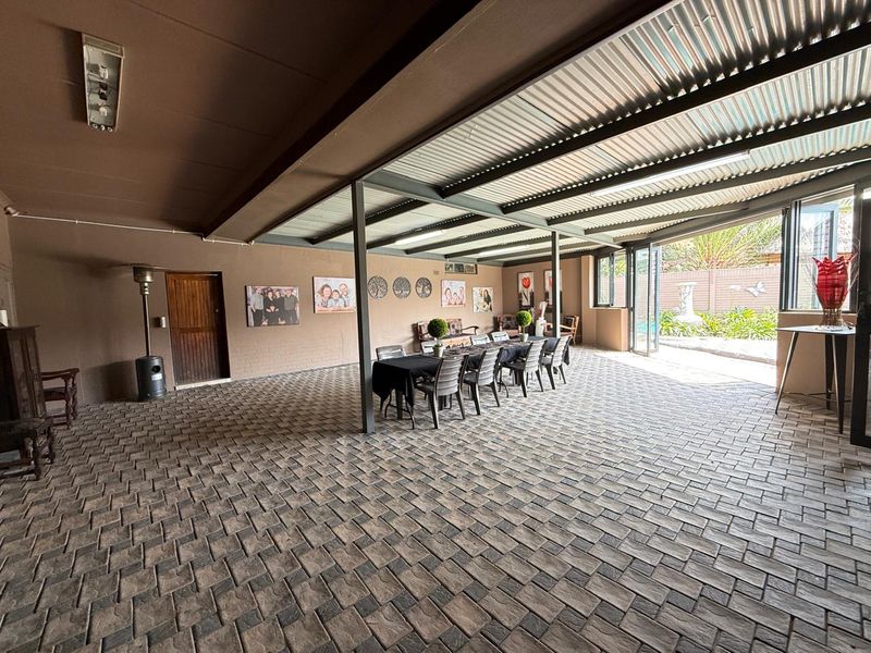 VERSATILE FAMILY HOME WITH MULTIPLE LIVING OPTIONS - Photo 5