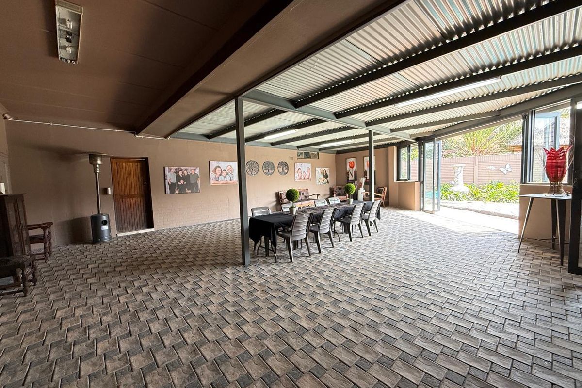 VERSATILE FAMILY HOME WITH MULTIPLE LIVING OPTIONS - Photo 5