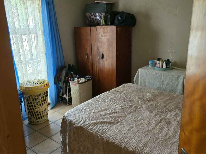 Charming 3-Bedroom Home with Spacious Yard - Photo 8