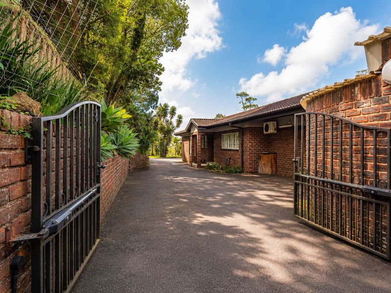 Spacious Face-Brick Family Unit with Modern Finishes, Views & Excellent Entertainment Flow - Photo 10