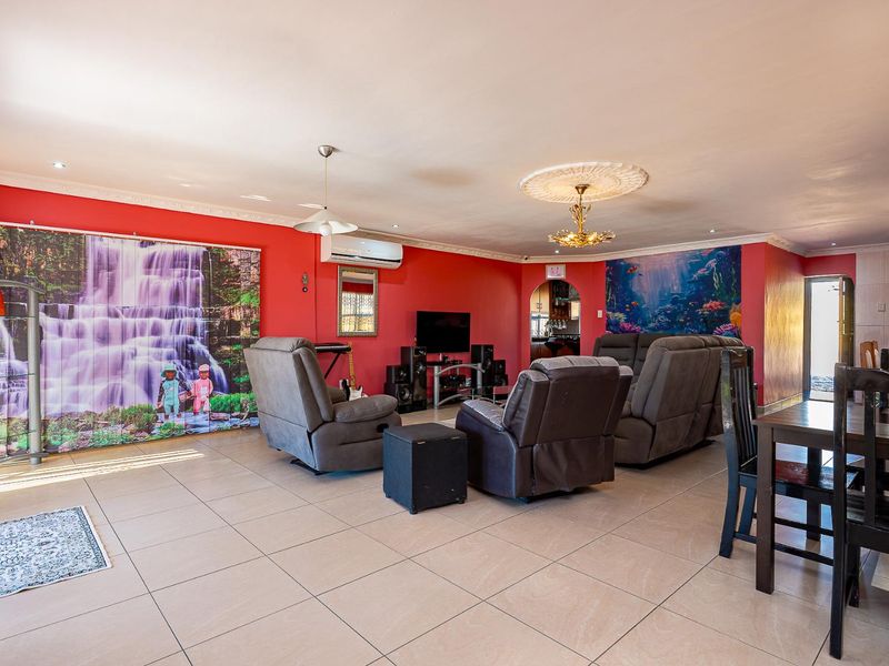Spacious 4-Bedroom Home with Modern Comforts & Serene Green Views - Photo 5