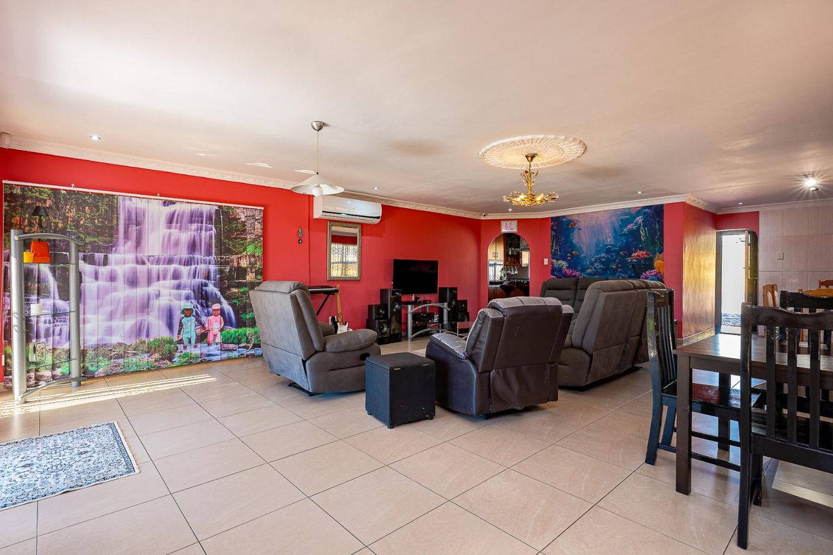 Spacious 4-Bedroom Home with Modern Comforts & Serene Green Views - Photo 5