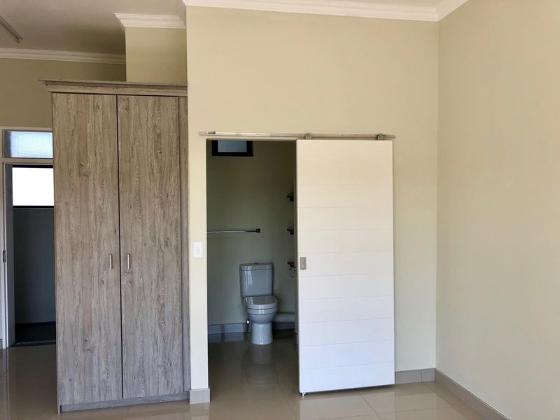 EXCLUSIVE BACHELOR PAD - EXCELLENT SECURITY-GOLF ESTATE - Photo 2
