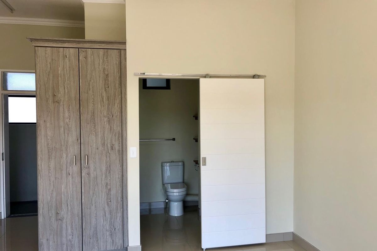 EXCLUSIVE BACHELOR PAD - EXCELLENT SECURITY-GOLF ESTATE - Photo 2