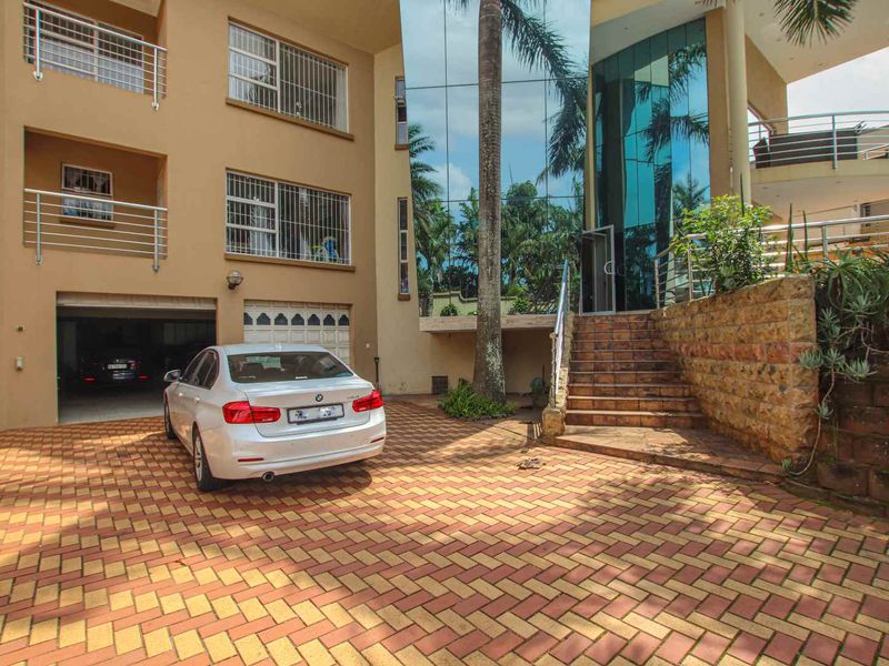 Spectacular home in a boom access controlled street in Prime Umhlanga. - Photo 5
