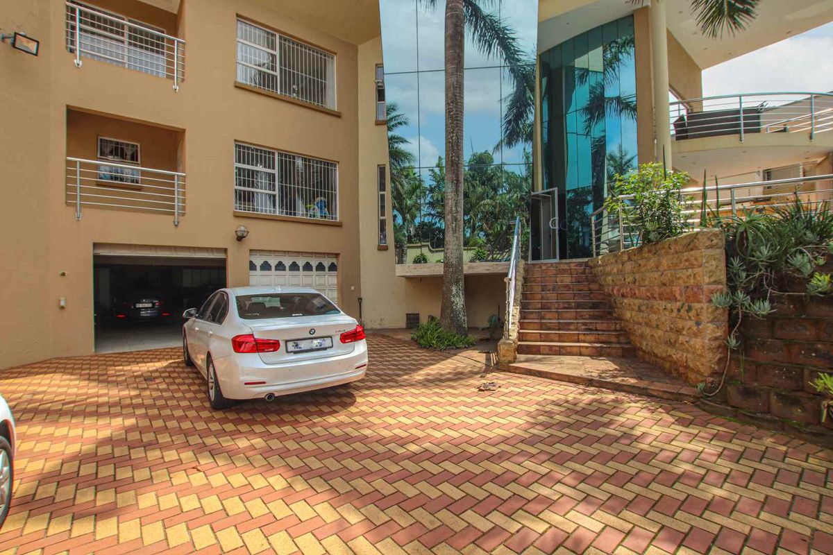 Spectacular home in a boom access controlled street in Prime Umhlanga. - Photo 5