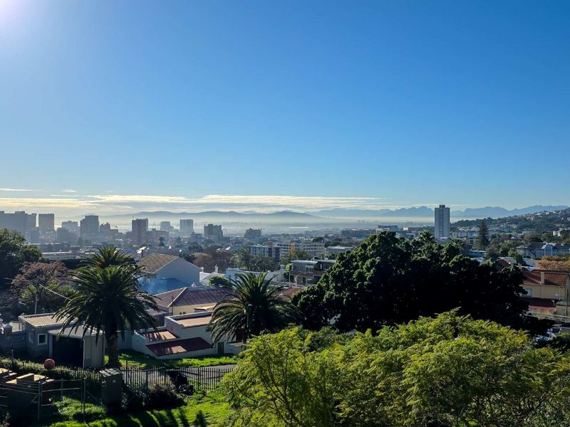 Sun-drenched 1-bedroom apartment with balcony in the heart of Gardens - Photo 3