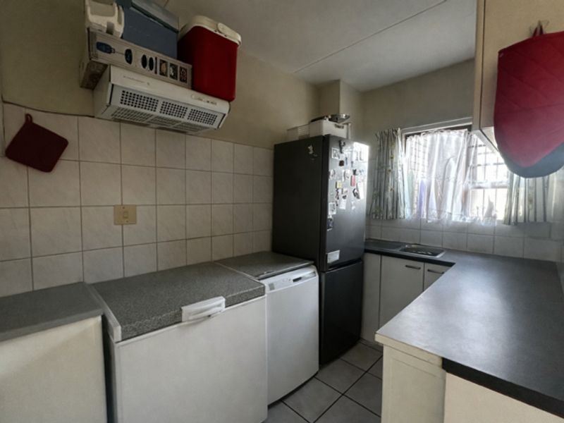 Secure & Stylish Townhouse Living in Langenhovenpark - Photo 3