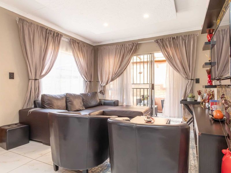 Modern, Pet-Friendly 3BR Townhouse with Garage & private Garden in Honeypark - Photo 5