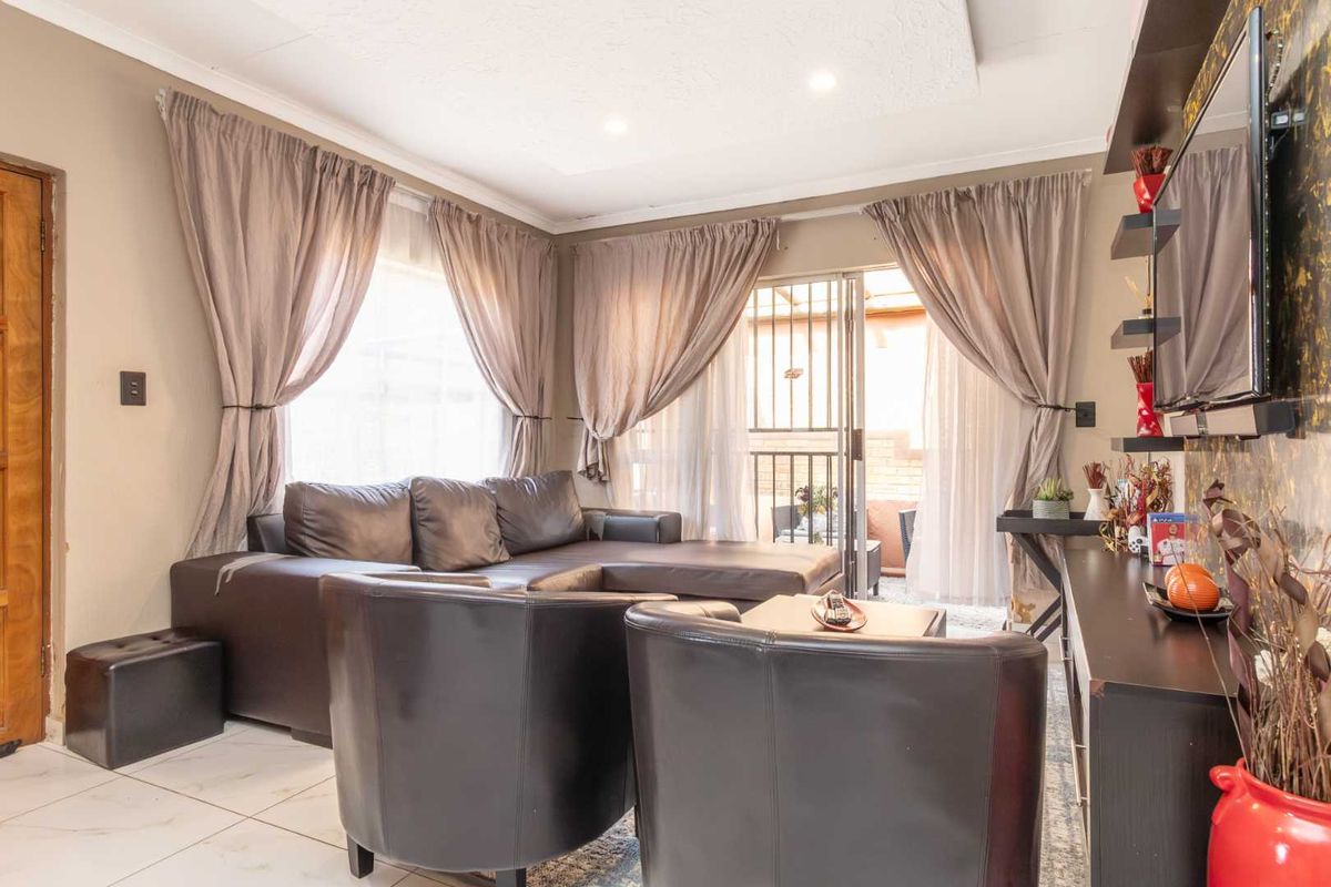 Modern, Pet-Friendly 3BR Townhouse with Garage & private Garden in Honeypark - Photo 5