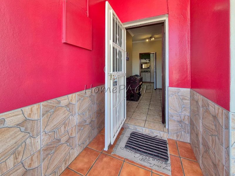 Central, Walvis Bay:  4 Bedr home with LOTS OF GARAGE SPACE is for sale - Photo 2