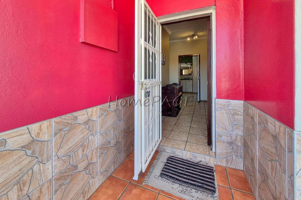 Central, Walvis Bay:  4 Bedr home with LOTS OF GARAGE SPACE is for sale - Photo 2