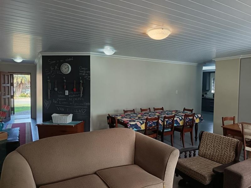 Spacious Family Home with Stunning Mountain Views in Hartenbos Heuwels - Photo 9