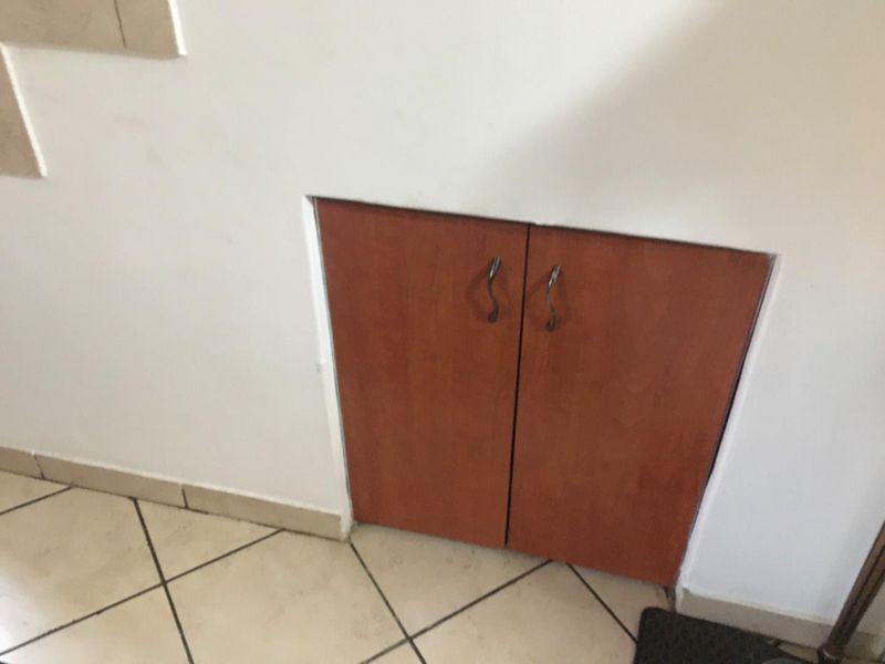 Spacious duplex in guarded security complex - Open to an offer! - Photo 5