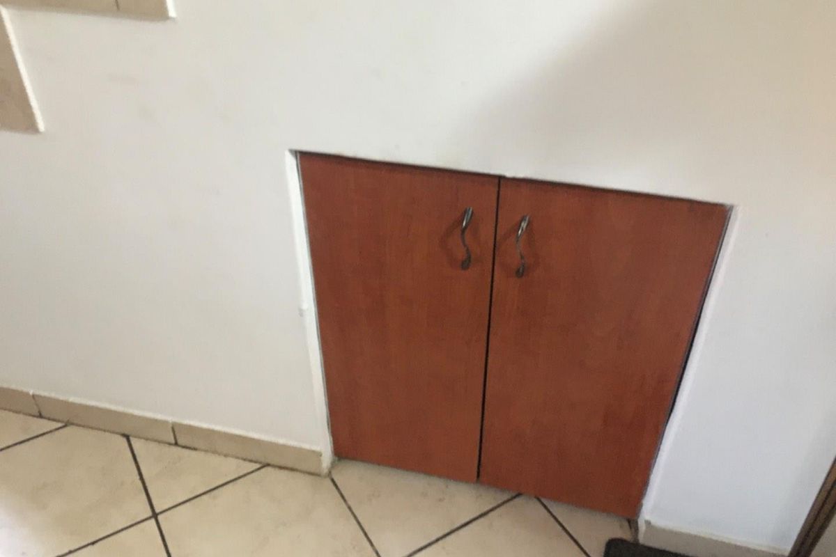 Spacious duplex in guarded security complex - Open to an offer! - Photo 5