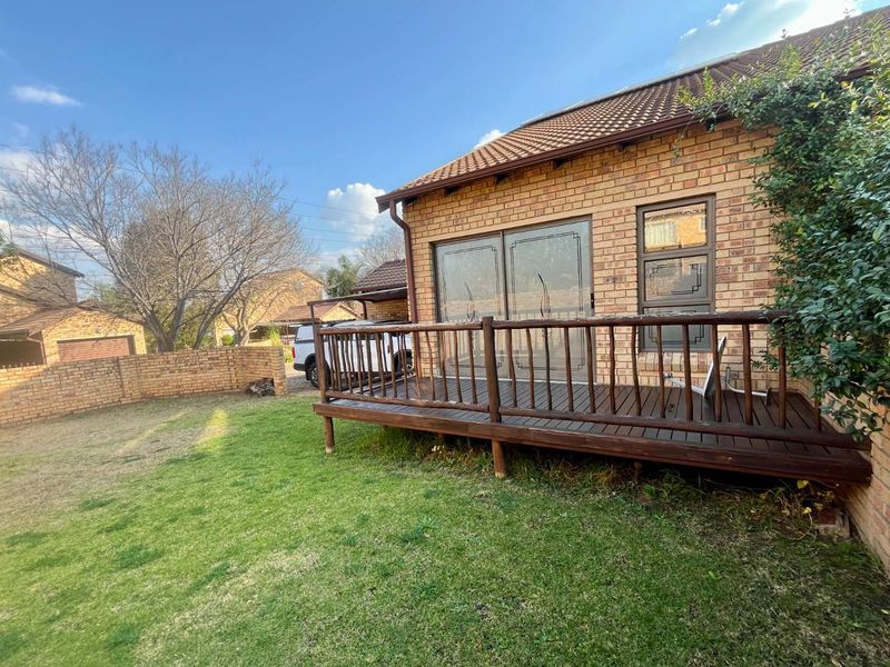 Beautiful 2-Bedroom Duplex with Generous Yard in Rooihuiskraal North - Photo 1