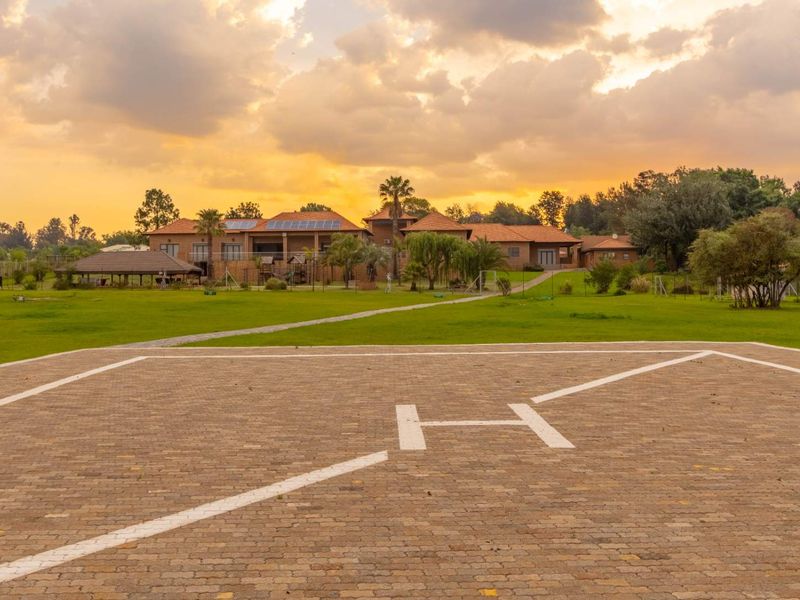 Residence for Sale with Spectacular Wetland Views!!! - Photo 2