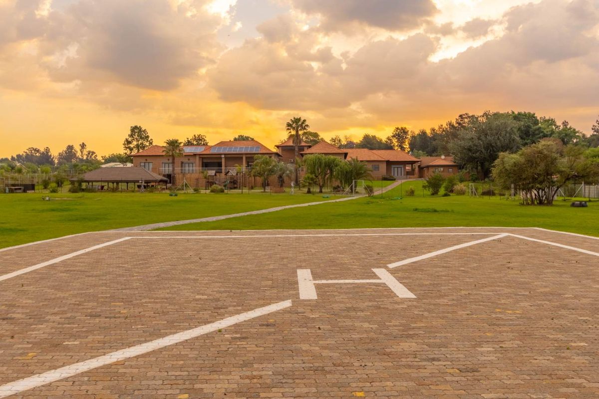 Residence for Sale with Spectacular Wetland Views!!! - Photo 2