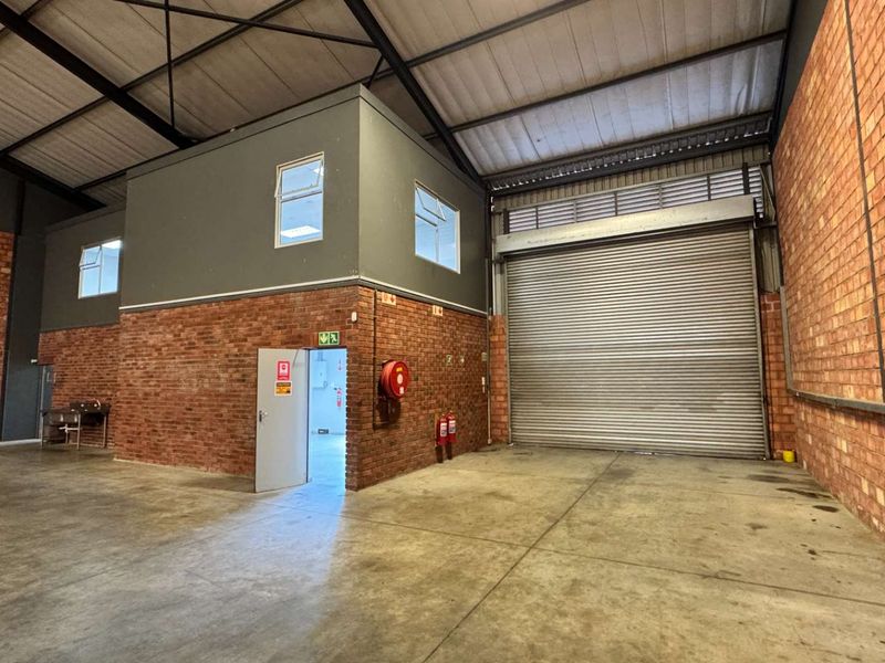 Secure Business Park - Warehouse with good height, available immediately! - Photo 7