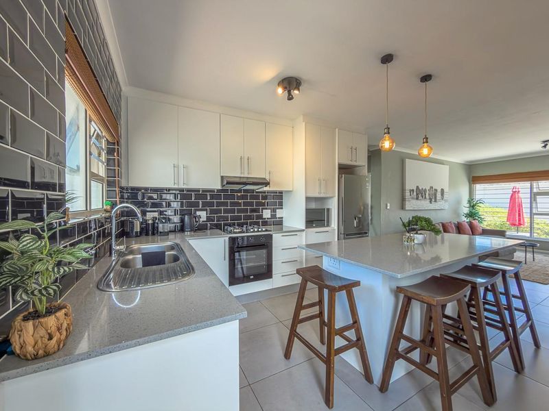 Luxury 2-Bedroom Garden Apartment with Passage Sea Views - Photo 6