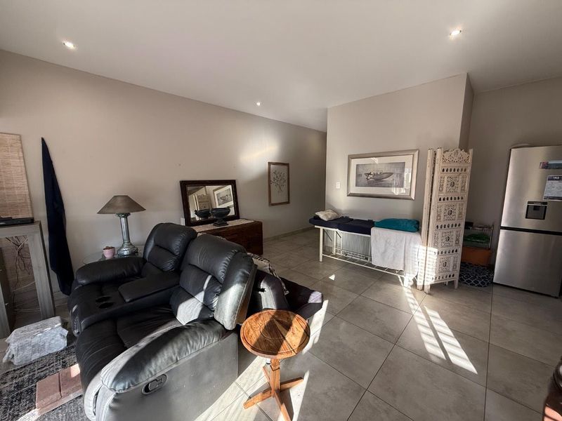 Stylish 3-Bedroom Semi-Detached Duplex with Private Garden and Modern Finishes - Photo 5